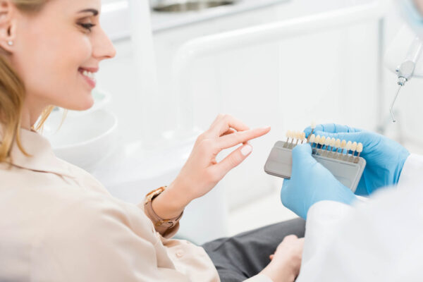 Utrata zęba? Sprawdź, jak implanty zębowe pozwolą Ci&nbsp;przywrócić piękny uśmiech